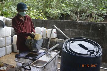 Proses pengelolaan minyak goreng bekas untuk menjadi UCO atau bahan bakar mesin untuk industri.