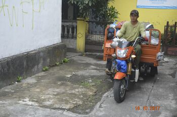 Petugas BUMDes Panggung Lestari, Panggungharjo mengangkut sampah dengan kendaraan roda tiga dari bank sampah yang tersebar di rumah-rumah warga. Sampah yang terkumpul kemudian dipisahkan berdasarkan jenisnya.