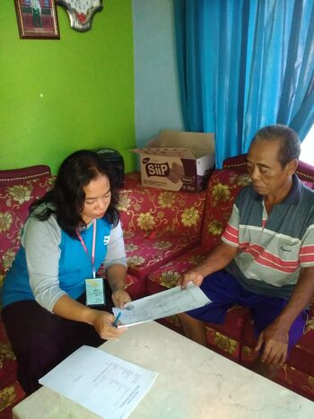 Petugas pencacah di Desa Pladen, Jekulo, Kudus, Jawa Tengah sedang mewawancarai warga untuk input  Buku Profil Desa.