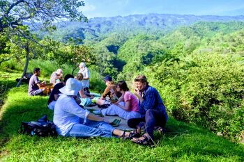 Paket wisata "Tembok Rural Experience" yang digagas Januari 2020 untuk wisatawan. Paket perjalanan sepanjang empat jam menelusuri desa dan berakhir melihat matahari terbit di Bukit Munduk Jaran. 