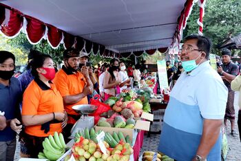 Bupati Buleleng Putu Agus Suradnyana (sebelah kanan) dalam acara Pasar Gotong Royong di parkir timur Kantor Bupati Buleleng awal Agustus lalu. Pasar ini merupakan agenda  memperkenalkan produk lokal Buleleng, terutama produk BUMDes.