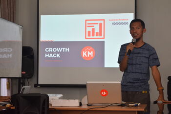 Nofi Bayu Darmawan (28), pendiri Kampung Marketer (KM) menyampaikan materi tentang growth hack kepada pemuda-pemudi mitra KM.