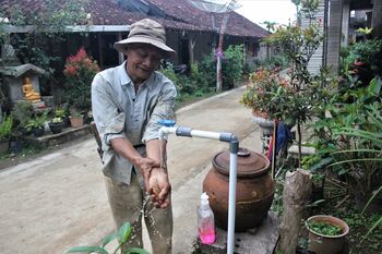 Sukoyo 55 tahun, Kepala Dusun Krecek, Desa Getas, Kecamatan Kaloran, Kabupaten Temanggung, Jawa Tengah mencuci tangan usai pulang dari ladang Kamis (23/10/2020). 