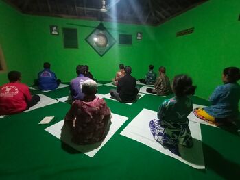 Ritual sujud bersama para penghayat kepercayaan Sapta Darma di Desa Jrahi, Kecamatan Gunung Wungkal, Kabupaten Pati. Sebagian besar pemeluk ajaran ini bertempat tinggal di Dukuh Nglorah (12/2/2021).