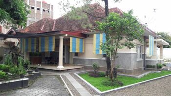 Rumah kuno milik keluarga Lukman El Hakim ini dijadikan galery Omah Batik-ku Batik Kudus (21/12/2020). Selain untuk memamerkan batik Kudus, galeri ini juga digunakan untuk membuat dan pelatihan membuat batik Kudus 