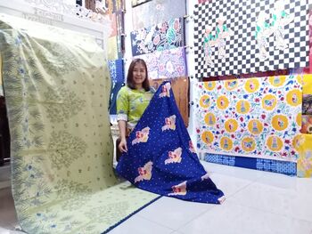 Teresia Leony, pembatik sekaligus pemilik Tere Batik memamerkan batik kudus motif gondang (hijau) dan batik kudus motif peta Kabupaten Kudus (biru). Teresia Leony merupakan pembatik asal Pekalongan yang saat ini sudah berdomisili di Kabupaten Kudus. Foto diambil pada 22/3/2021.