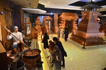 Wisatawan mengunjungi Museum Jenang di jalan Sunan Muria, Glantengan, Kudus, Jawa Tengah, Kamis (29/10/2020). Museum tersebut berisi diorama yang menggambarkan aktivitas masyarakat Kudus pada masa lampau, seperti proses produksi jenang, pembuatan batik dan produksi rokok serta terdapat miniatur tempat bersejarah seperti omah kapal, stasiun kereta api tahun 1936, gedung teater era 1929an serta Alun-alun Kudus pada tahun 1926. ANTARA FOTO/Yusuf Nugroho/nz