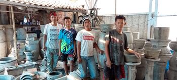 Subkhan (kedua dari kanan) bersama pekerjanya di lokasi produksi pot beton miliknya.