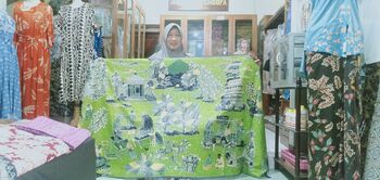 Ummu Asiyati, pemilik galeri Alfa Shoofa memamerkan batik kudus motif sekar jagad yang berisi motif rumah adat kudus, menara kudus, penjual lentog, gunung muria, hingga parijoto, (16/4/2021).
