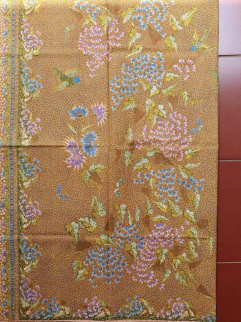 Batik kudus dengan motif golden rain yang didapatkan kolektor Batik Hartono Sumarsono di Belanda. Batik ini berusia antara 70 tahun hingga 80 tahun-an. Foto diambil pada 14/4/2021.