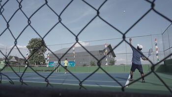 Warga sedang berlatih tenis di lapangan tenis Desa Manjungan, Kecamatan Ngawen, Kabupaten Klaten pada Kamis siang (2/9/2021). Lapangan ini baru selesai direnovasi pada Juli 2021 menggunakan anggaran dari kas Desa Manjungan.