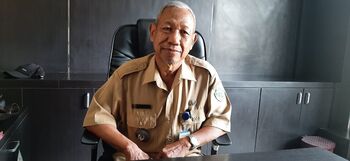 Joko Sadyono, Kepala Desa Labangka Barat, saat ditemui Lokadata di kantor desa (12/10/2021). Bersama BUMDes, Joko ingin usaha air minum kemasan ini kelak bermanfaat bagi masyarakat Labangka Barat. 