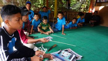Belajar lintas usia di Kampoeng Batara: tidak ada pengelompokan berdasarkan usia. Semua menjadi murid, semua menjadi guru.