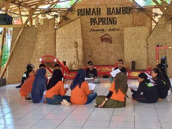 Dalam pembelajaran, anak-anak di Kampoeng Batara bersama menyepakati apa yang akan mereka lakukan. Belajar sesuai dengan kebutuhan mereka.