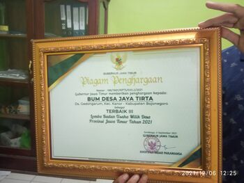 BUMdes Jaya Tirta berhasil menyabet prestasi juara terbaik ketiga sebagai lembaga badan usaha milik desa tingkat Jawa Timur. 