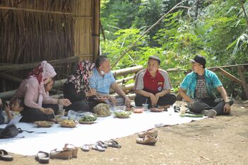 Warga tengah menikmati aneka sajian makanan tradisional khas Pasar Ampiran