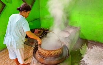 Menjaga kebersihan dapur salah satu prasyarat penting menjaga kualitas gula merah kelapa.