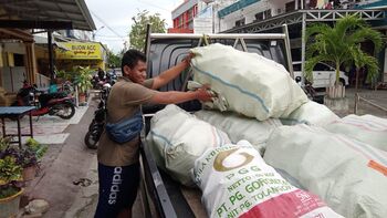 Dengan mobil pick up, petugas bank sampah mengumpulkan karung-karung plastik yang terpilah dari rumah warga. 