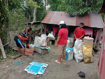 Indri Agustina (tengah) turun langsung menjemput sampah beserta relawan anak-anak muda yang baru saja direkrutnya. 