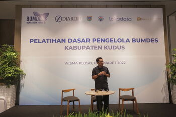 Achmad Budiharto, Deputy General Manager PT Djarum, menyambut sekaligus menyemangati peserta "Pelatihan Dasar Pengelola BUMDes Kudus, Maret 2022. 