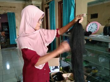 Sektor jasa pembuatan rambut palsu juga menyerap tenaga kerja lanjut usia. Biasanya, mereka mengerjakan kerajinan ini disela kesehariannya. 