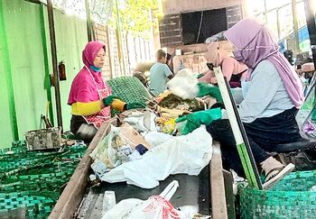 Pemilahan sampah juga melibatkan warga desa dan menjadi pendapatan tambahan bagi keluarganya.