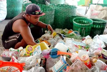 Sampah plastik menjadi potensi yang bernilai bagi BUMDes Tembokrejo, Banyuwangi