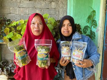 Supartina mengolah daun kopi muda menjadi cemilan peyek. Menjadi ciri khas olahan dari Desa Batu Ampar, Bengkulu.