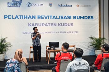 Deputy General Manager PT Djarum, Achmad Budiharto, menekankan pentingnya peran BUMDes dalam meningkatkan perputaran roda perekonomian desa di Kabupaten Kudus pada pembukaan pelatihan (20/8/2022)