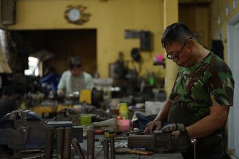 Pembuatan senapan angin dilakukan di rumah-rumah warga. Berada di gang-gang Desa Cipacing, Kabupaten Sumedang. 