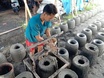 Proses pembuatan tungku melibatkan anak-anak muda sehingga mampu menyerap tenaga kerja desa.