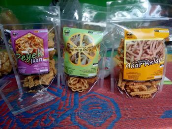 BUMDes Sari Tani merintis usaha baru produksi oleh-oleh khas desa sebagai jalan memberdayakan perempuan desa melalui UMKM.