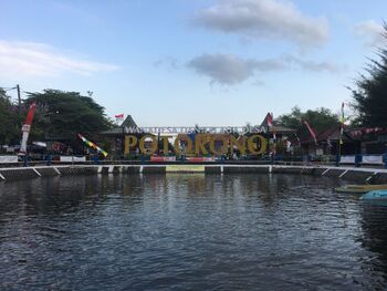 Telaga Potorona menjadi wahana wisata di Bantul. Dikelola oleh BUMDes Potorono dan Pokdarwis Desa Potorono, Bantul.