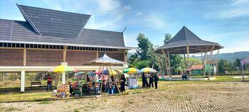 Bangunan bambu menjadi landmark di Selaawi, Kabupaten Garut. 