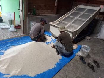 Beras hasil petani diolah dengan baik agar menghasilkan kualitas yang bermutu.