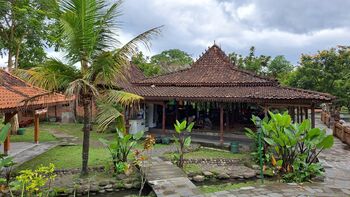Suasana yang nyaman menjadi pilihan masyarakat untuk menikmati rekreasi di Puri Mataram yang dikelola oleh BUMDes Tridadi Makmur.