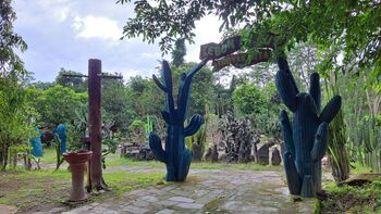 Wisata mini zoo menjadi area yang disukai anak-anak saat berkunjung ke area ini. Di sini ada koleksi binatang seperti kelinci, ayam, kuda, hingga rusa.
