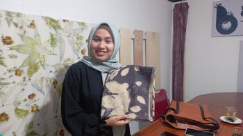 BUMNagari Talang Sarumpun melibatkan ibu rumah tangga untuk membuat produksi batik ecoprint. 