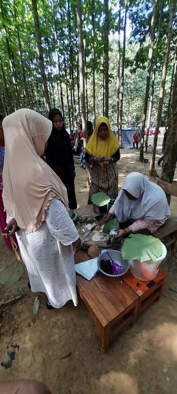 Pengunjung menyerbu nasi jagung yang dijajakan Suharti pada gelaran 'Sarwono' yang digelar BUMDes Wonorekso Wonosoco