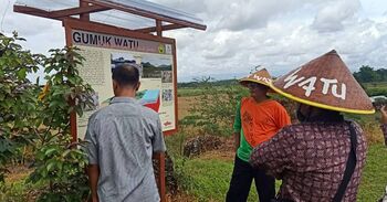 BUMDes Dukuh Dempok berbenah membangun kawasan agrowisata Gumuk Watu agar menjadi wahana edukasi sekaligus berdampak pada ekonomi warga.