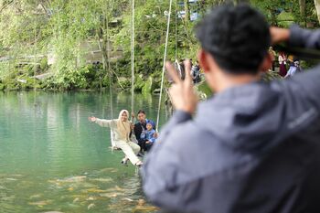 Foto di atas telaga menjadi layanan yang digemari oleh masyarakat yang mengunjungi Telaga Air Cicerem yang dikelola oleh BUMDes Arya Kemuning, Kabupaten Kuningan. 