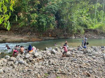 Pengunjung diajak untuk menikmati derasnya aliran Sungai Rindu Hati menggunakan ban yang sudah disiapkan.