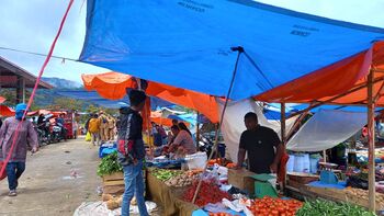 Pasar menjadi ruang aktivitas ekonomi yang menghidupi masyarakat Nagari Batang Barus, Kabupaten Solok, Sumatera Barat. 