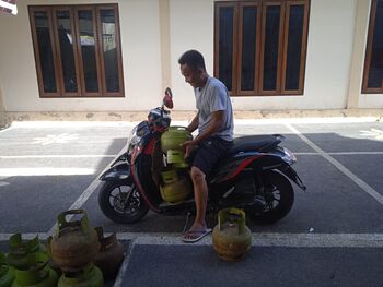 Masyarakat membeli gas LPG dari BUMDes Pamor jauh lebih murah ketimbang dari pedagang biasa. 