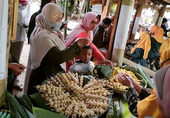 Pengujung juga bisa menikmati sajian aneka kuliner khas Desa Dawuhan. 