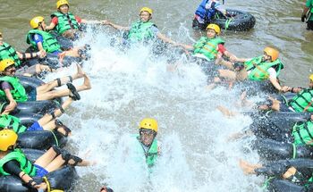 Pengunjung juga bisa menikmati wisata tubing di aliran jeram Sungai Penaraban, Desa Dawuhan. 