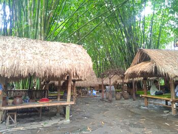 Pasar Bambu menjadi sentra menghadirkan berbagai produk dari masyarakat Desa Bonjeruk, Lombok Tengah. 