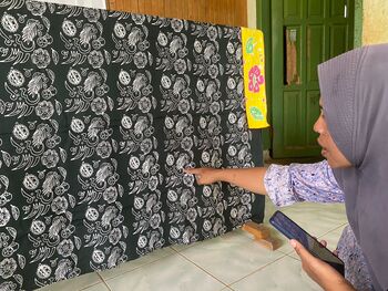 Batik tulis maupun cap biasa dijual saat acara pemerintahan daerah. 