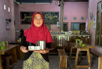 Sencangkir kopi hangat dalam racikan barista Desa Gombengsari.