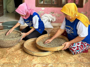 Warga mengolah biji kopi dari hulu hingga ke hilir. Menumbuhkan semangat kemandirian. 